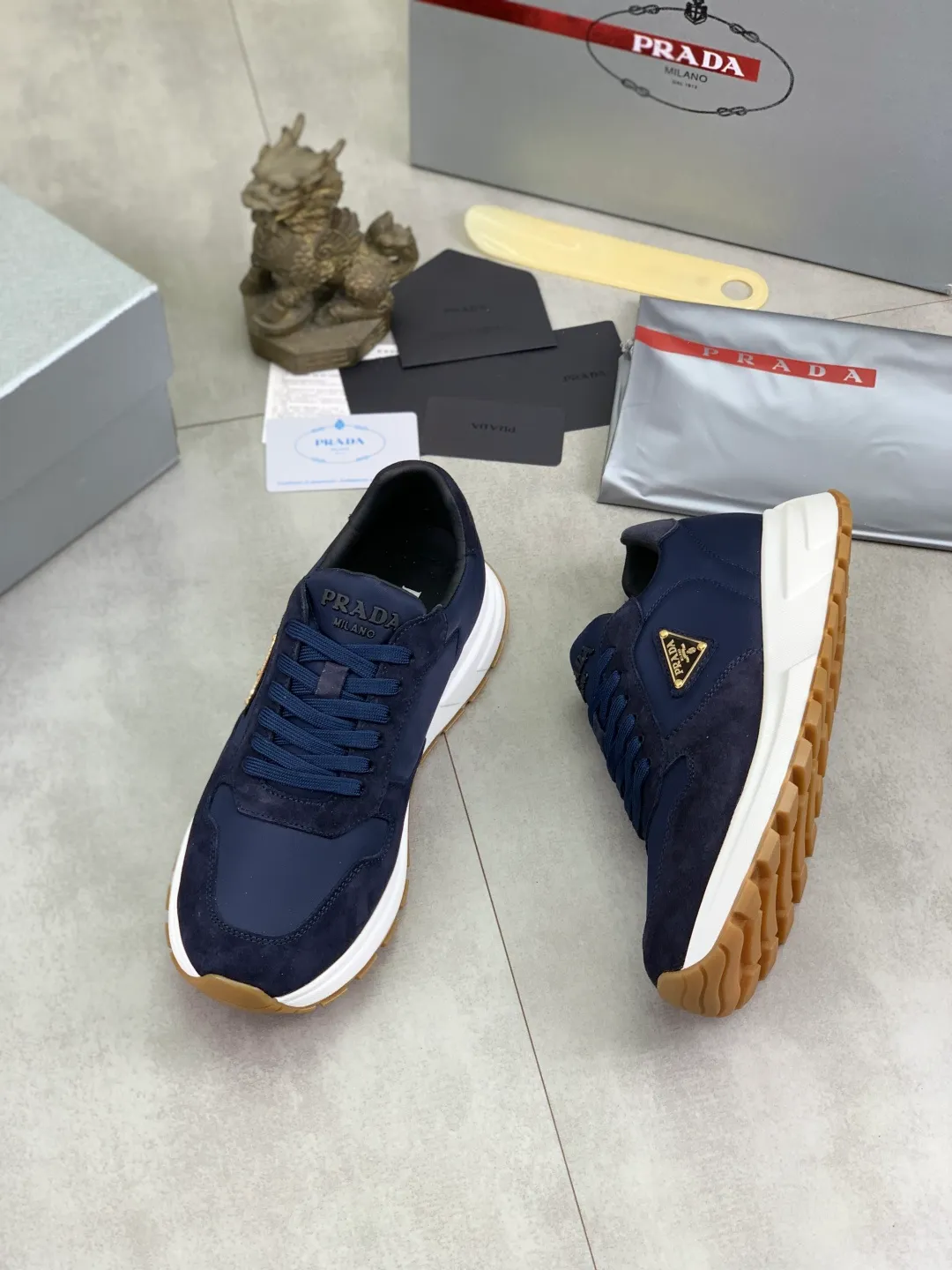 Men's shoes 💰P580💰 [New style] High version official website popular models are on the market, 🆘 The trendy brand (Prada) mainly promotes popular models, avant-garde and versatile fashionable men's shoes private version mold opening, cowhide surface splicing 1:1 replica... Fashion is simple, original imported cowhide and lining cowhide feet; the atmosphere and personality are more fashionable, eye-catching and pursuing class. It will subvert the old idea and be with you to spend time with you. A must-have for fashionistas! Must keep for yourself ! High-end comfort, high-end quality workmanship. Size: 38-45; multiple colors available.